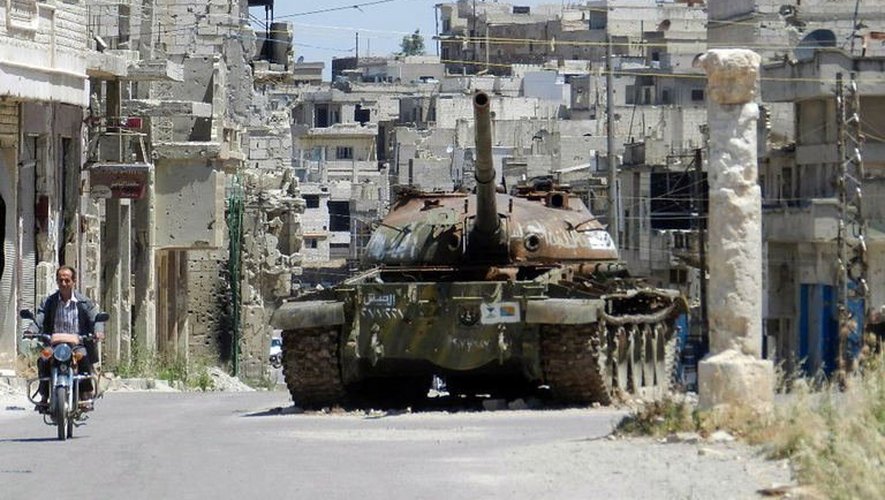 Une photo fournie par Shaam News Network le 6 juin 2013 montre un tank de l'armée dans une rue de Rastan