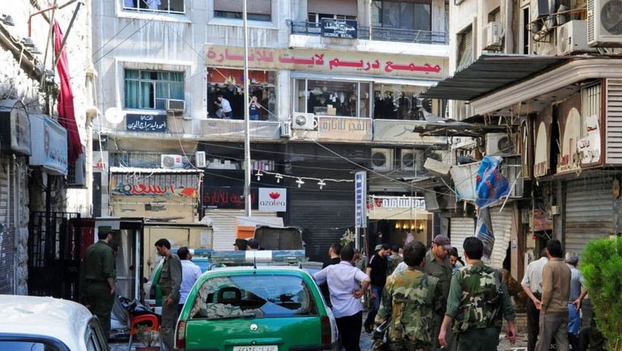 Une photo du 11 juin 2013 fournie par l'agence Sana prise sur les lieux de deux explosions ayant frappé Damas