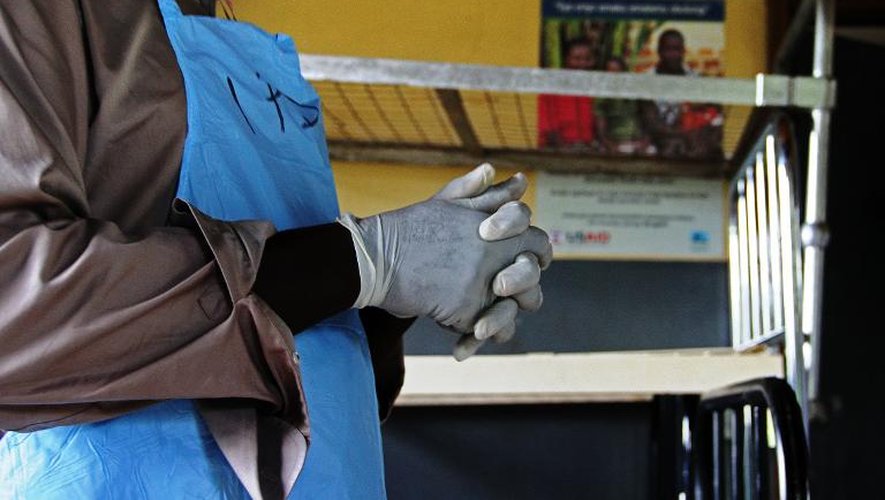 Un responsable sanitaire dans un centre d'isolement contre le virus Ebola