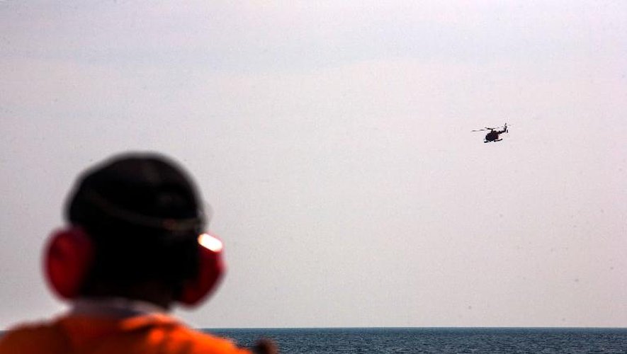 Un soldat indonésien lors des recherches pour retrouver le Boeing disparu de Malaysia Airlines dans la mer d'Andaman le 21 mars 2014