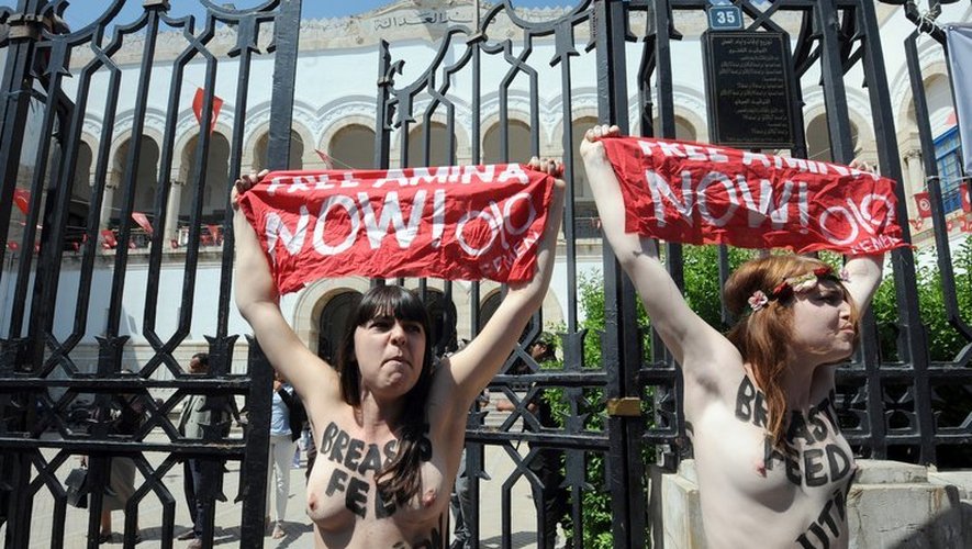 Deux militantes européennes du groupe Femen manifestent, le 29 mai 2013 devant le palais de justice de Tunis