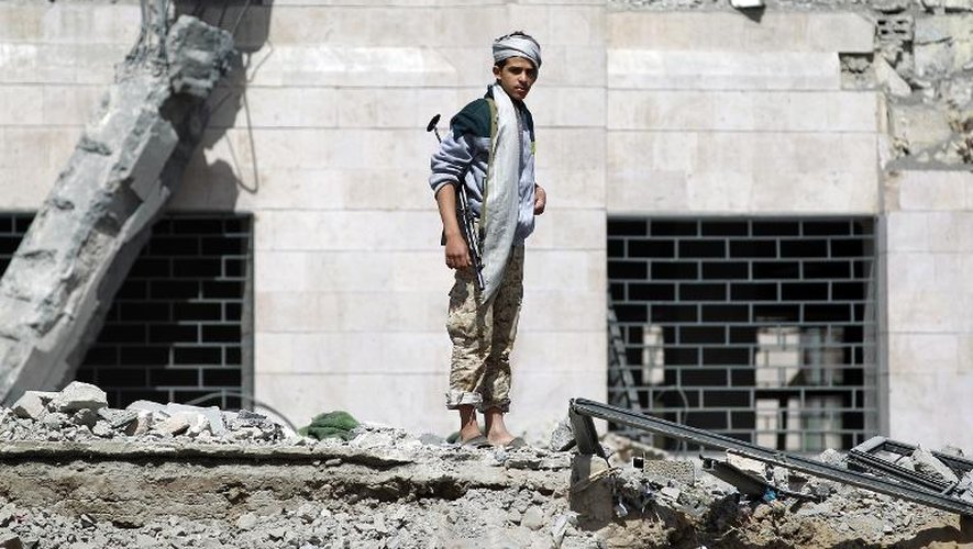 Un chiite Houthi inspecte les ruines d'un hôtel détruit par les bombardements de la coalition arabe dirigée par l'Arabie saoudite, le 31 mai 2015 à Al-Thawra, dans le nord de la capitale Sanaa