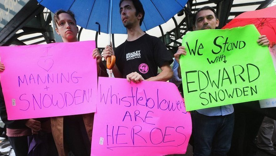 Des supporters d'Edward Snowden sont rassemblés sur une place de New York, le 10 juin 2013
