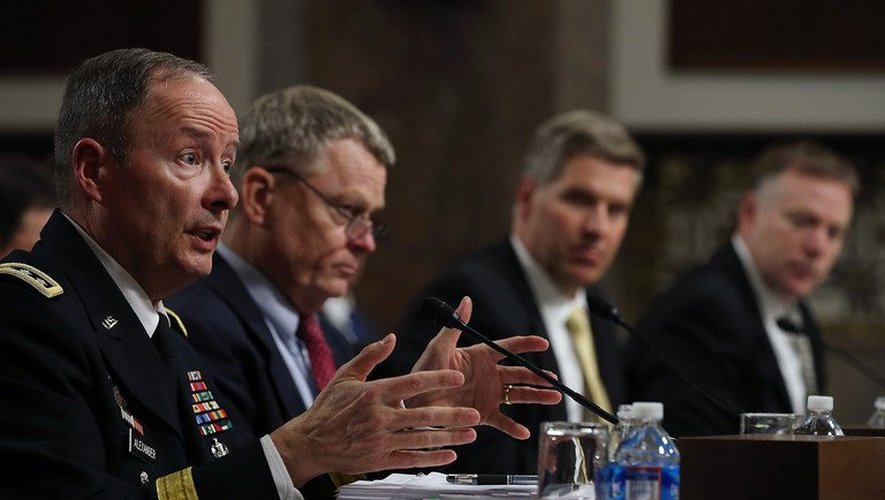 Le directeur de la NSA le général Keith Alexander (g) auditionné par le sénat américain, le 12 juin 2013