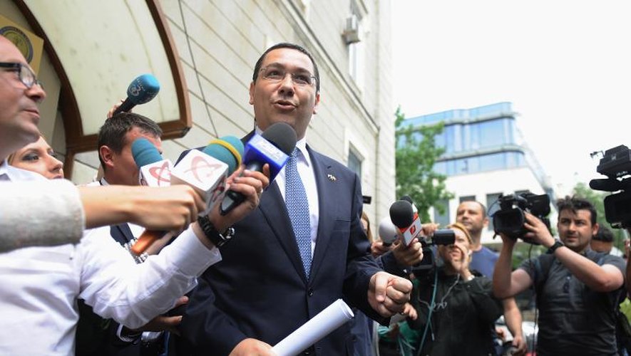 Le Premier ministre roumain Victor Ponta (c), sort le 5 juin 2015 du Parquet anticorruption (DNA) à Bucarest
