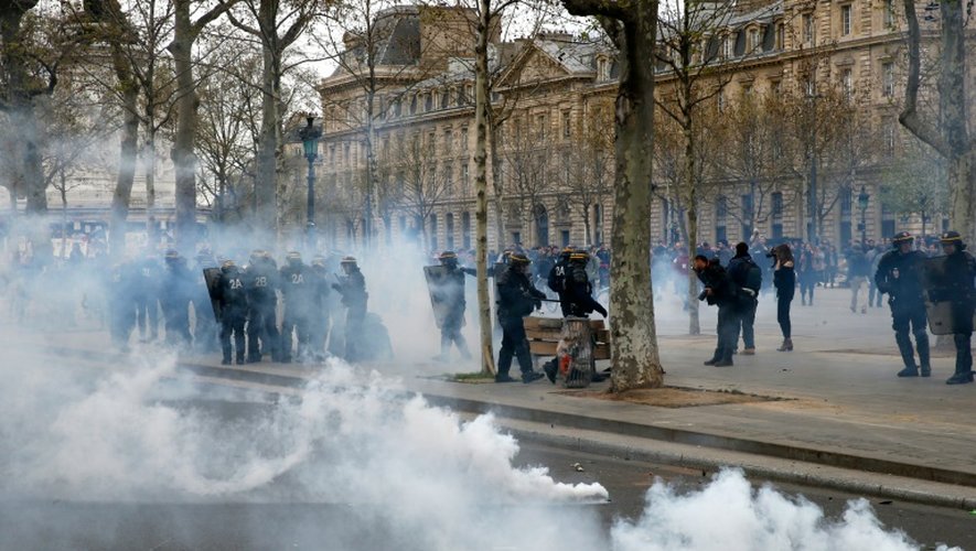 Place de la République, à Paris, des manifestants cagoulés ont jeté chaises, bâtons et bouteilles en direction des CRS, qui ont riposté avec des charges et du gaz lacrymogène