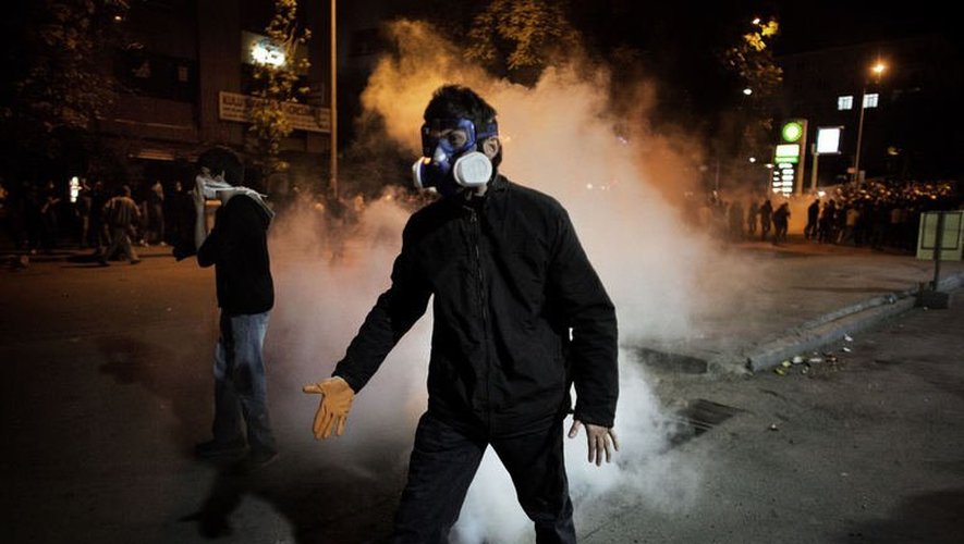 Un manifestatant sous le tir de gaz lacrymogènes, à Ankara le 13 juin 2013