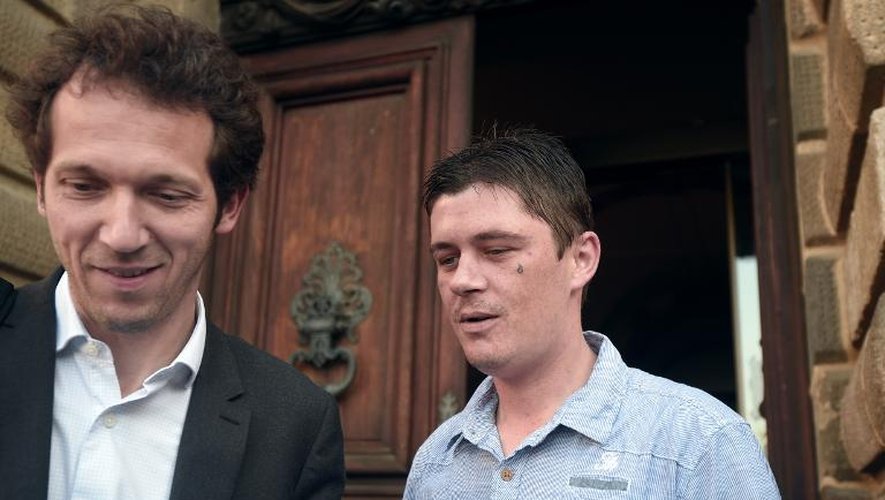 Daniel Legrand (d) et son avocat quittent la cour d'assises des mineurs d'Ille-et-Vilaine, le 5 juin 2015 à Rennes