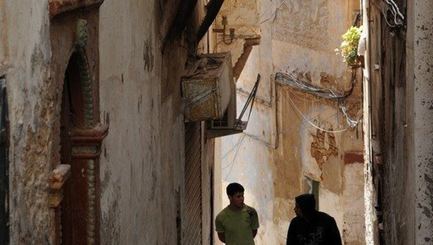 Deux hommes marchent dans une ruelle de la Casbah d'Alger, en mars 2013