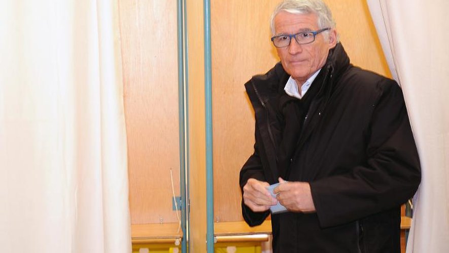 Le maire socialiste de Toulouse Pierre Cohen vote lors du premier tour des élections municipales le 23 mars 2014