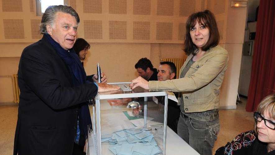 Le candidat FN à la mairie de Saint-Gilles Gilbert Collard vote lors du premier tour des élections municipales le 23 mars 2014