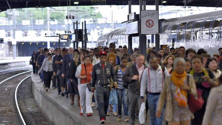Les voyageurs arrivent en masse à la gare Saint Lazare, le 13 juin 2013 alors qu'une grève nationale pertube le trafic ferroviaire
