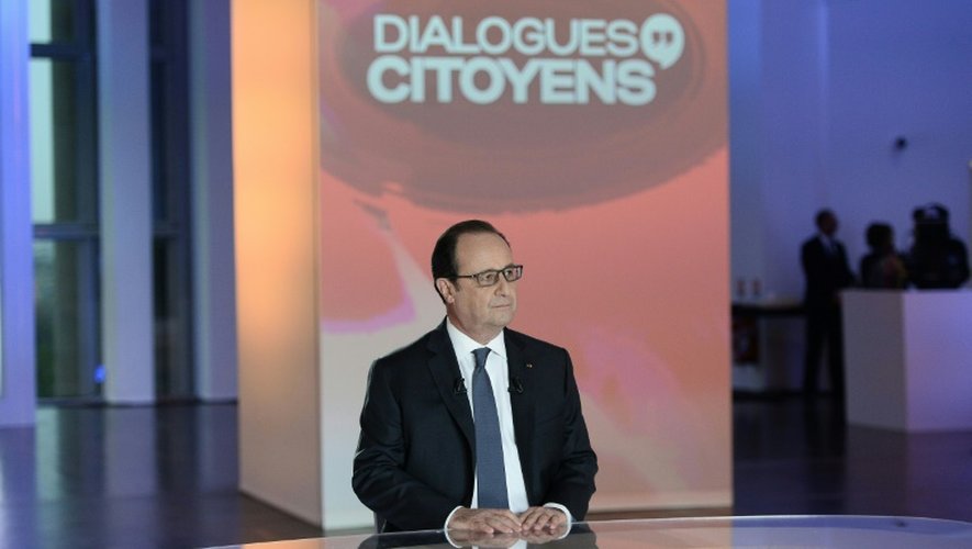 Le président français François Hollande sur le plateau de Dialogues citoyens, le 14 avril 2016 à Paris