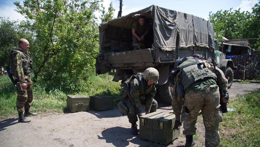 Des militaires ukrainiens déchargent des munitions dans la localité de Mariinka, à l'est de Donetsk (est), le 5 juin 2015, qui a fait l'objet d'une offensive des séparatistes pro-russes