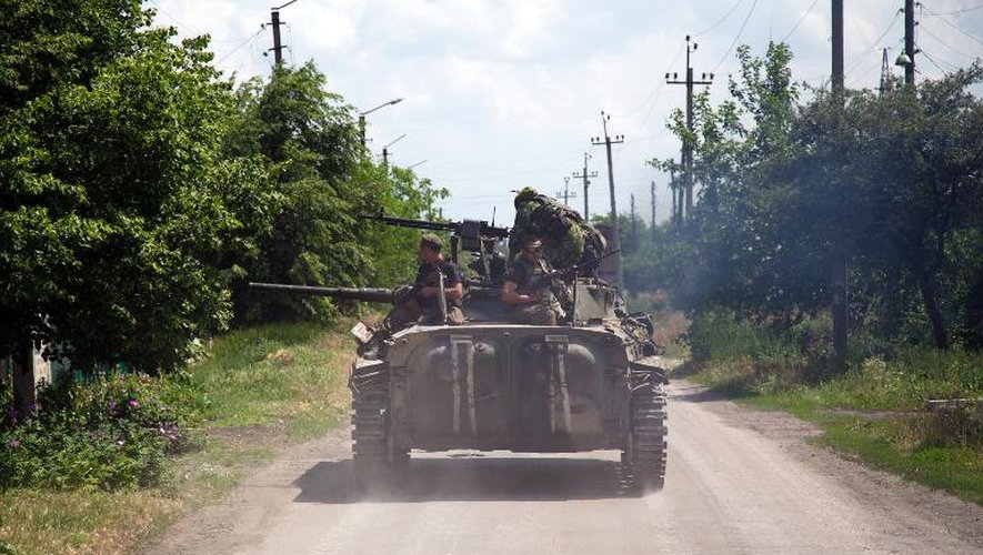 Des militaires ukrainiens patrouillent dans la ville de Mariinka, dans la région de Donetsk, le 5 juin 2015