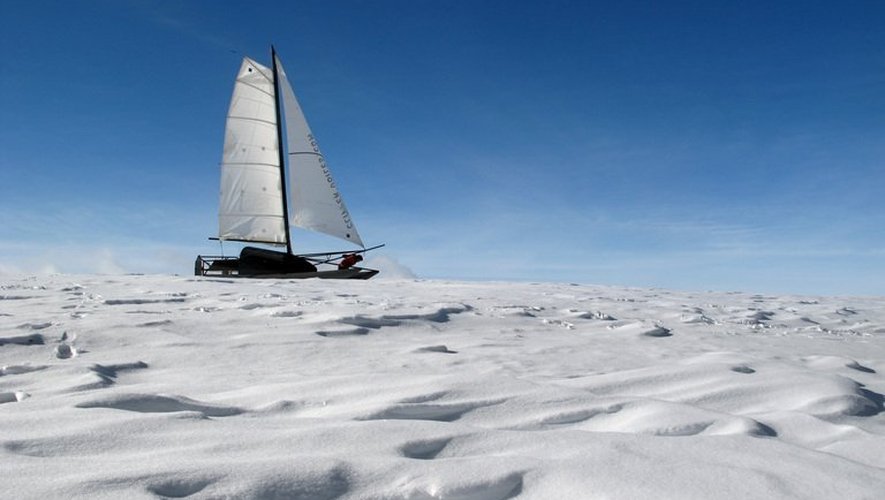 Le navigateur Sébastien Roubinet  s'entraîne à glisser sur la glace avec son bateau, le 26 janvier 2013 à AUbrac