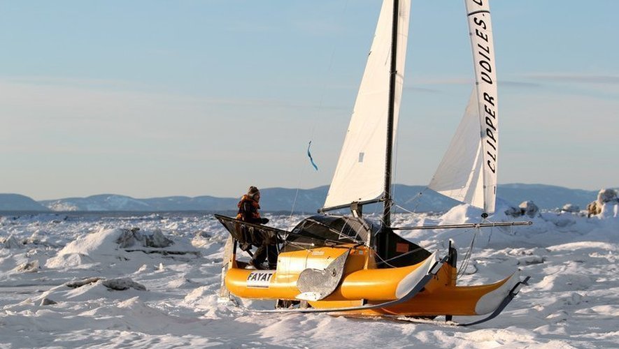 Le navigateur Sebastien Roubinet teste son catamaran hybride sur de la glace, en 2011