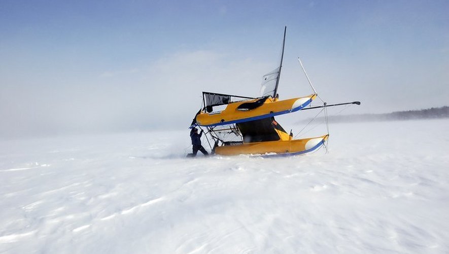 Le navigateur Sebastien Roubinet teste son catamaran hybride sur de la glace, en 2011