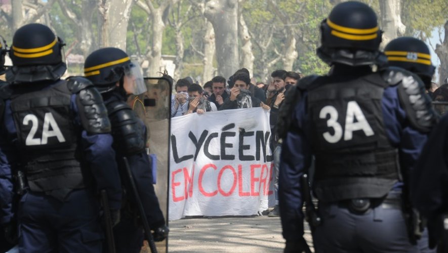 Jeunes face aux forces de l'ordre lors d'une manifestation contre la loi travail le 14 avril 2016 à Montpellier