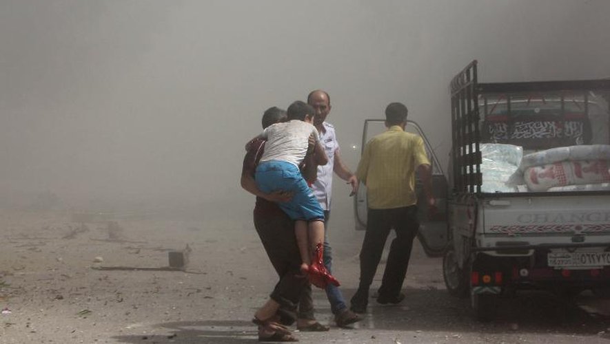 Evacuation d'un habitant blessé par des barils explosifs qui auraient été lancés par l'aviation syrienne, le 3 juin 2015 à Alep, dans le nord du pays