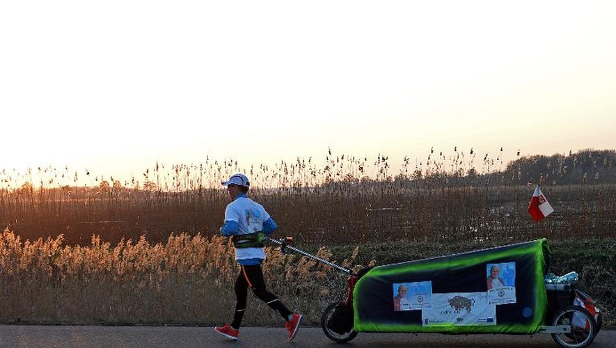Le marathonien Piotr Kurylo court près du village de Radzyn Podlaski en Pologne le 20 mars 2014