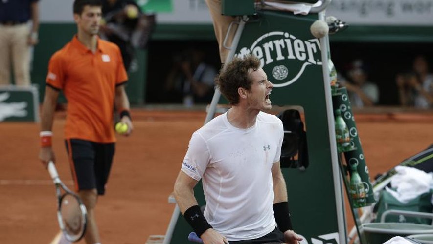 Le Britannique Andy Murray (d) après le gain du 3e set face à Novak Djokovic, le 5 juin 2015 à Ronland-Garros