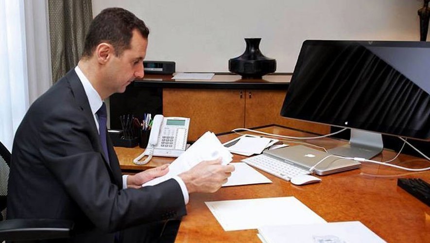 Photo de la page Facebook de la présidence syrienne montrant le président Bachar al-Assad dans son bureau à Damas, le 13 juin 2013