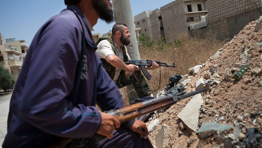 Des rebelles tiennent position dans la ville syrienne de Maaret al-Numan (sud), le 13 juin 2013
