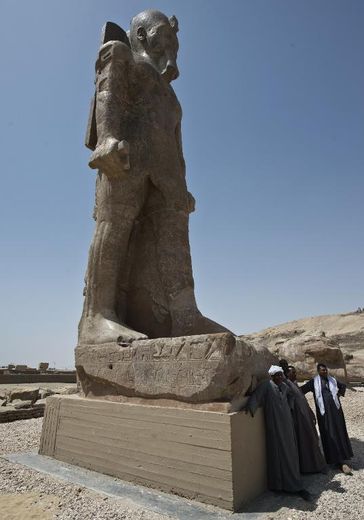 Une des deux nouvelles statues du pharaon Amenhotep III présentée à Louxor en Egypte, le 23 mars 2014