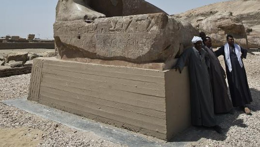 Une des deux nouvelles statues du pharaon Amenhotep III présentée à Louxor en Egypte, le 23 mars 2014