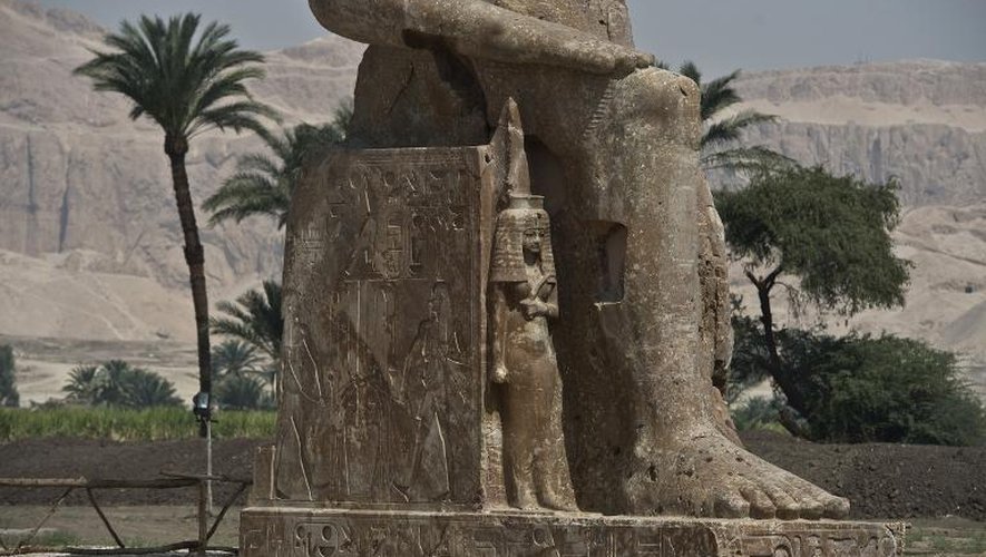 Une des deux nouvelles statues d'Amenhotep III, avec sa femme Tiyi le long de sa jambe, présentée à Louxor le 23 mars 2014