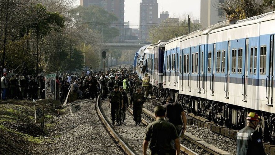 Des secouristes sur les lieux d'une collision ferroviaire à Castelar, à 30 km à l'ouest de Buenos Aires, le 13 juin 2013