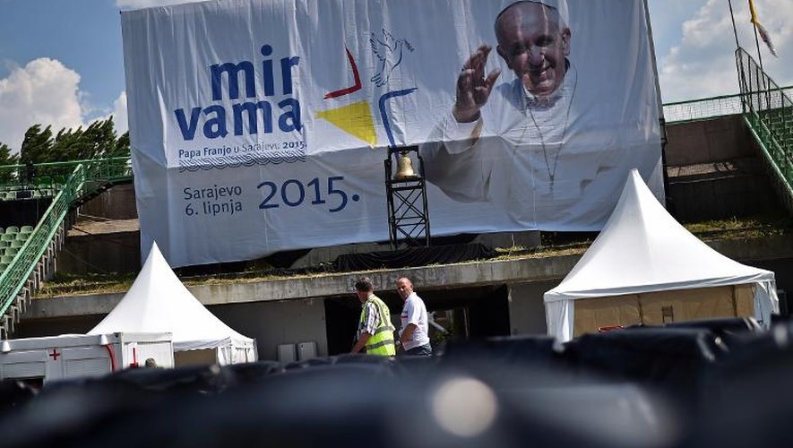 Le portrait du pape sur une banière le 5 juin 2015 dans une rue de Sarajevo