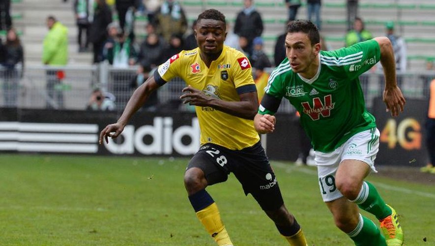 Mevlut Erding (d), de Saint-Etienne, contre Sochaux en Ligue 1 le 23 mars 2014 à Geoffroy-Guichard