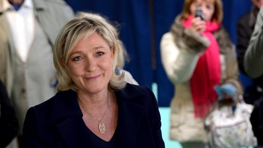 La présidente du FN Marine Le Pen dépose son bulletin dans l'urne lors du 1er tour des municipales, le 23 mars 2014 à Hénin-Beaumont (Pas-de-Calais)
