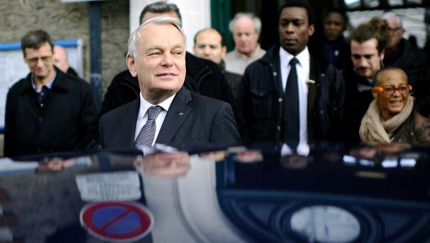 Le Premier ministre Jean-Marc Ayrault quitte un bureau de vote à Nantes, le 23 mars 2014