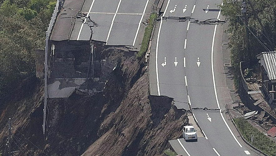 Vue aérienne de l'effondrement d'un tronçon de route après le tremblement de terre à Minami-Aso, Kumamoto, sur l'île de Kyushu dans le sud-ouest du Japon le 16 avril 2016