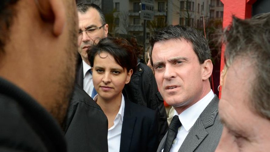 Le ministre de l'Intérieur, Manuel Valls (d) et la porte parole du gouvernement Najat Vallaud-Belkacem (c), le 21 mars 2014 à Saint-Priest