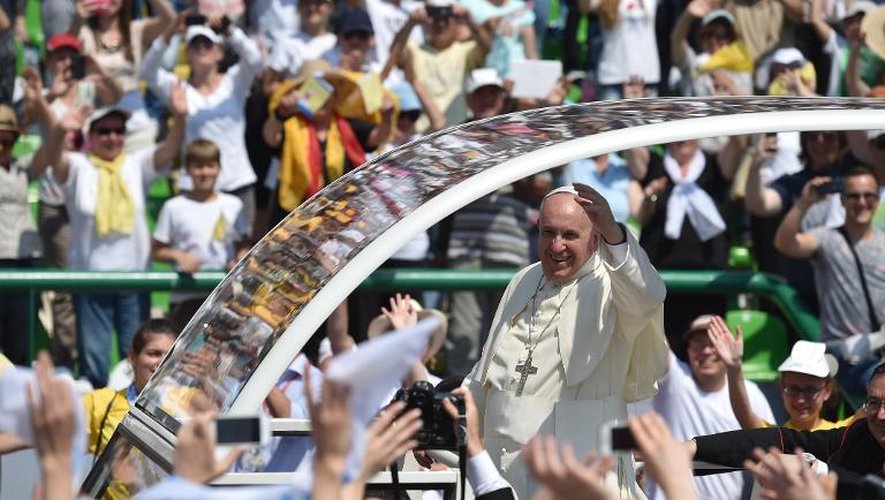 Arrivée du pape François au stade olympique où il doit célébrer la messe le 6 juin 2015 à Sarajevo