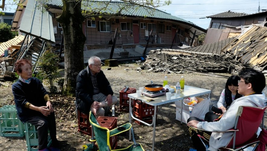 Des habitants s'organisent après les séismes qui ont détruit leurs maison, le 17 avril 2016 à Mashiki, dans la préfecture de Kumamoto