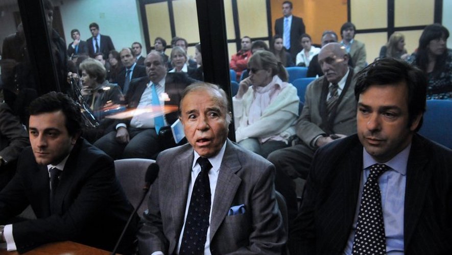 Carlos Menem (C) à l'annonce de sa sentence au tribunal de Buenos Aires, le 13 mai 2013