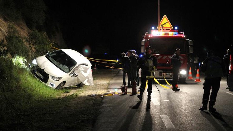 Policiers et experts devant la voiture de Jean Leccia assassiné le 23 mars 2014 à Tallone