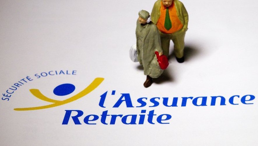 Des figurines d'un couple de retraités sur le logo de l'Assurance Retraite