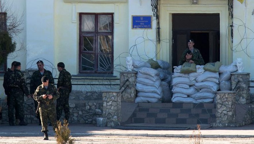 Des soldats ukrainiens devant la base de la marine ukrainienne dans la ville de Féodossia, en Crimée, le 23 mars 2014
