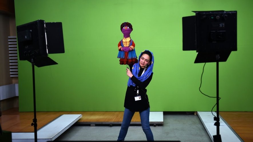 La marionnettiste afghane Mansoora Shirzad manipule la marionnette Zari, lors d'un tournage au studio de télévision à Kaboul, le 10 avril 2016