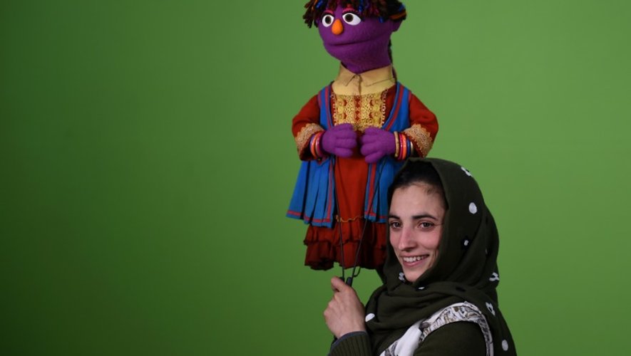 La marionnettiste afghane Seema Sultani manipule la marionnette Zari, lors d'un tournage au studio de télévision à Kaboul, le 10 avril 2016