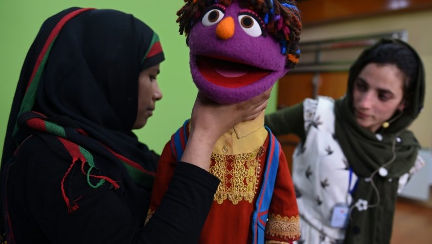 La marionnettiste afghane Seema Sultani (d) et sa collègue Raziya Nazari manipulent la marionnette Zari, lors d'un tournage au studio de télévision à Kaboul, le 10 avril 2016