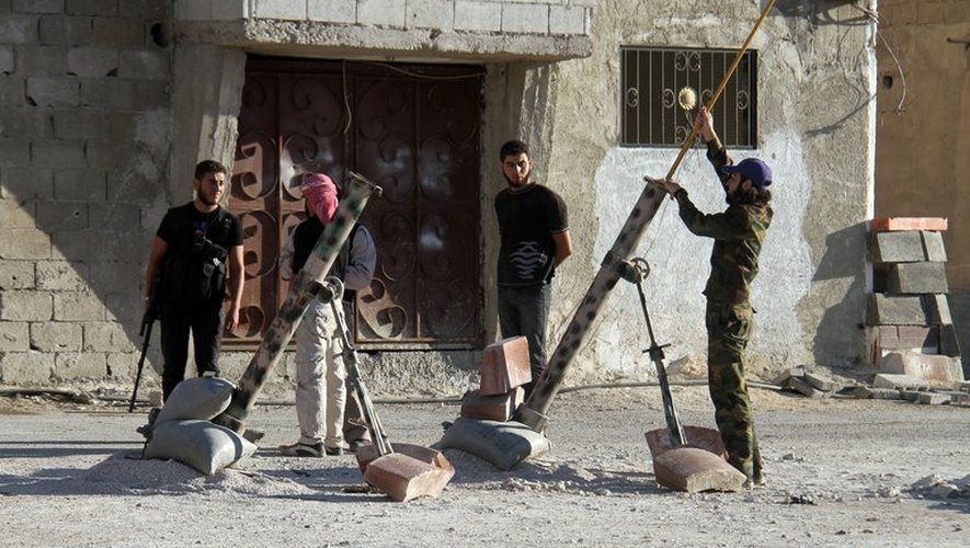 Des rebelles préparent un tir de mortier contre les forces gouvernementales, dans le sud de Damas le 10 juin 2013