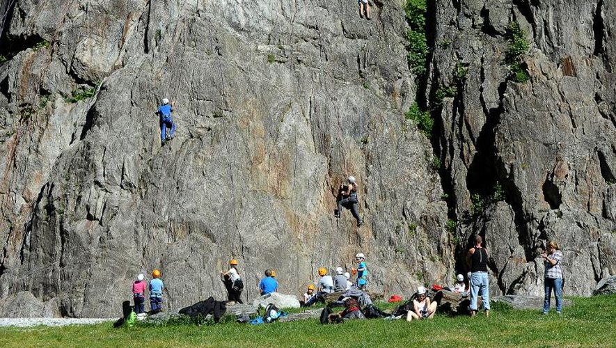 Des personnes s'essaient à la pratique de l'escalade sur le "Rocher des Gaillands", le 3 juin 2015 à Chamonix, marquant le 150è anniversaire de la conquête de nombreux sommets des Alpes