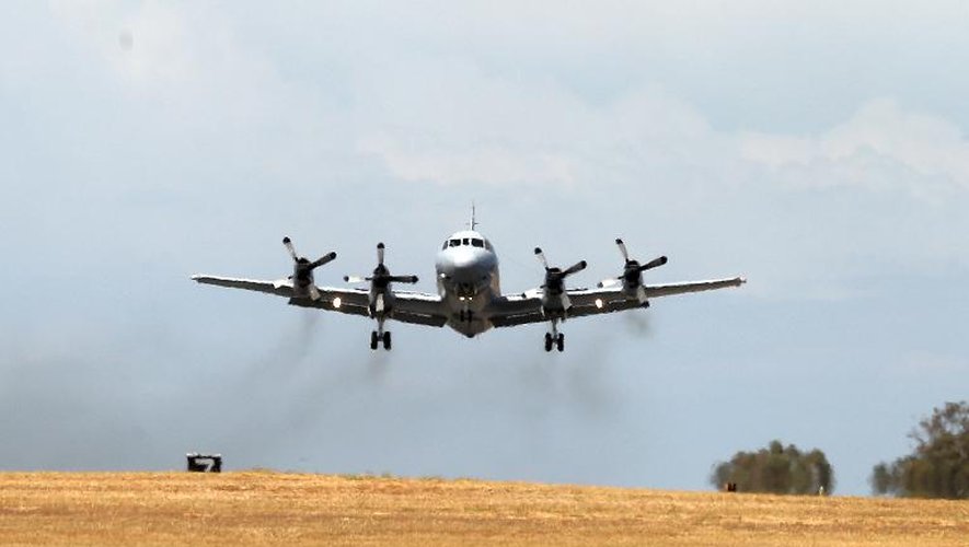 Un avion de l'armée australienne décolle de la base de Pearce pour effectuer des recherches sur le vol disparu MH370, le 23 mars 2014